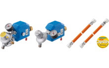 Zwei blaue Wasserfilter mit verschiedenen Anschlüssen und zwei orange-weiße Filterelemente