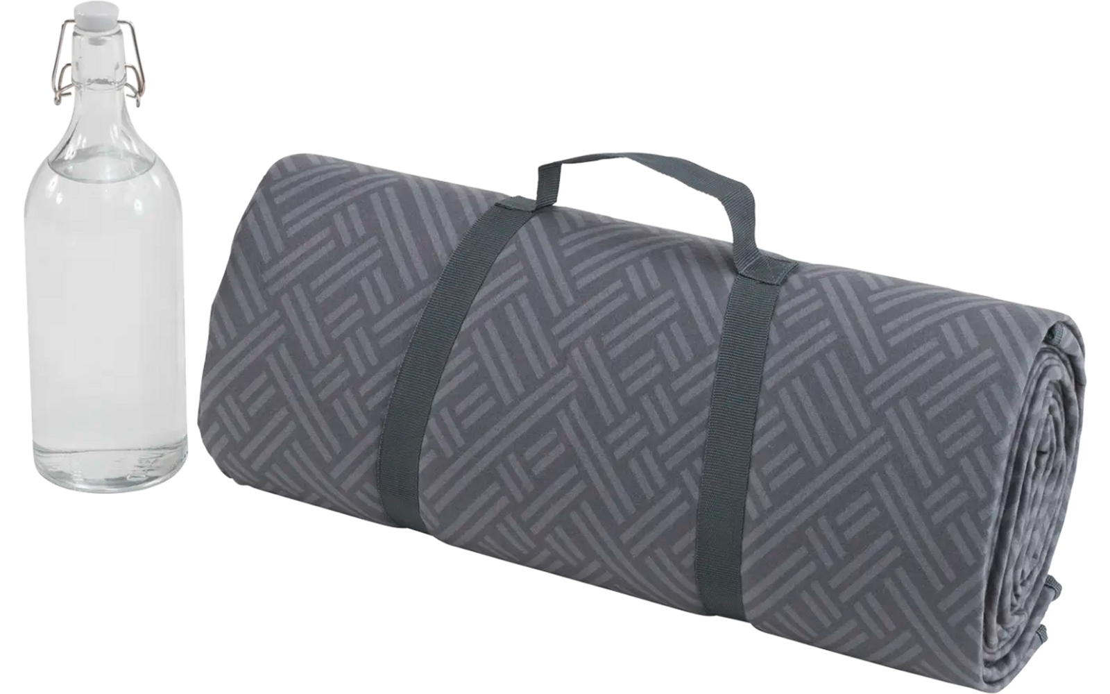 Gefaltete Yogamatte mit Riemen und Glasflasche daneben