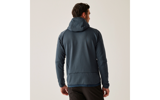 Mann von hinten mit dunkelblauer Kapuzenjacke und dunkler Hose
