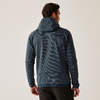 Mann von hinten mit dunkelblauer Kapuzenjacke und dunkler Hose