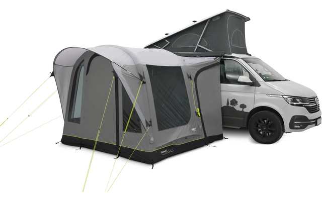 Weiß-grauer Campervan mit aufgeklapptem Dach und angeschlossenem grauem Vorzelt mit Fenstern und Abspannleinen