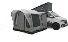 Weiß-grauer Campervan mit aufgeklapptem Dach und angeschlossenem grauem Vorzelt mit Fenstern und Abspannleinen