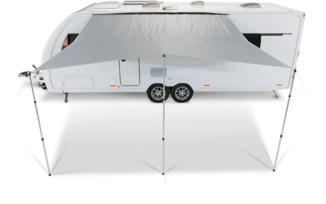 Weißer Wohnwagen mit zwei Achsen und gespanntem grauen Sonnensegel, getragen von drei vertikalen Stangen, auf weißem Hintergrund