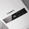 Schwarzes Bedienfeld mit DOMETIC-Logo, digitaler Anzeige "20°" und Symboltasten auf weißer Gehäuseoberfläche mit Lüftungsgittern