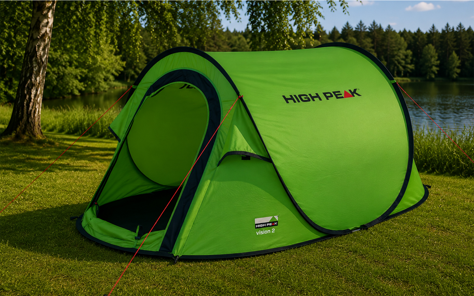 Grünes Pop-up-Zelt mit offenem runden Eingang und Schriftzug "HIGH PEAK", auf Rasen neben einem See, Bäume und blauer Himmel im Hintergrund