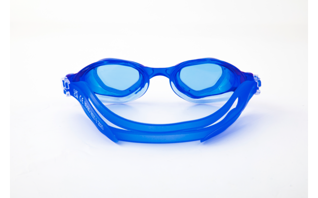 Blaue Schwimmbrille auf weißem Hintergrund