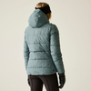 Person von hinten in blauer Steppjacke mit Kapuze, steht vor hellem Hintergrund