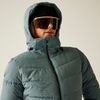 Person trägt grüne Daunenjacke mit Kapuze und Sonnenbrille