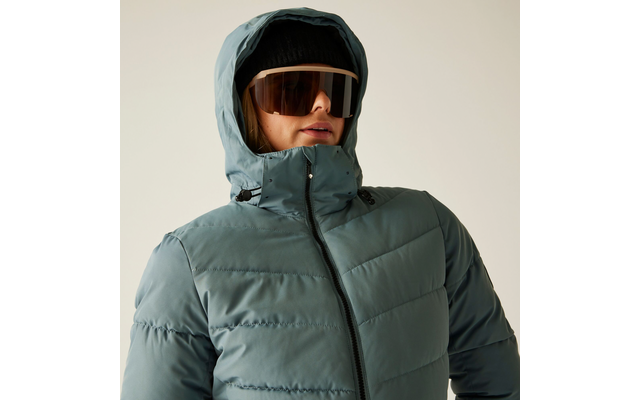 Person trägt grüne Daunenjacke mit Kapuze und Sonnenbrille