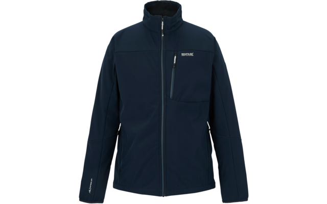 Dunkelblaue Softshell-Jacke, Frontalansicht, durchgehender Reißverschluss, Stehkragen, links eine Brusttasche mit Reißverschluss, zwei seitliche Reißverschlusstaschen, kleines Markenlogo auf der Brust