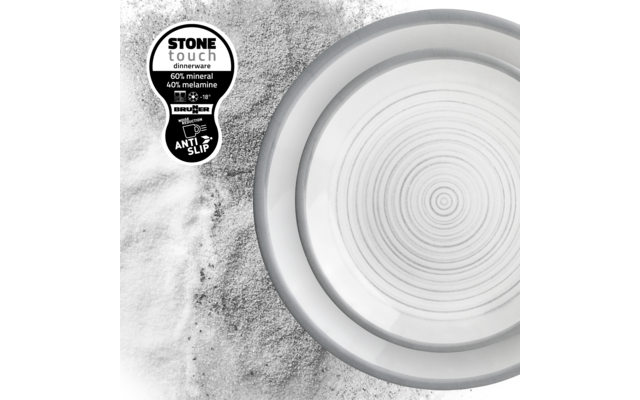 Draufsicht eines runden Tellers mit konzentrischen Ringen rechts, körnige Textur links und schwarzes Etikett oben links mit Text 'STONE TOUCH dinnerware 60% mineral 40% melamine'