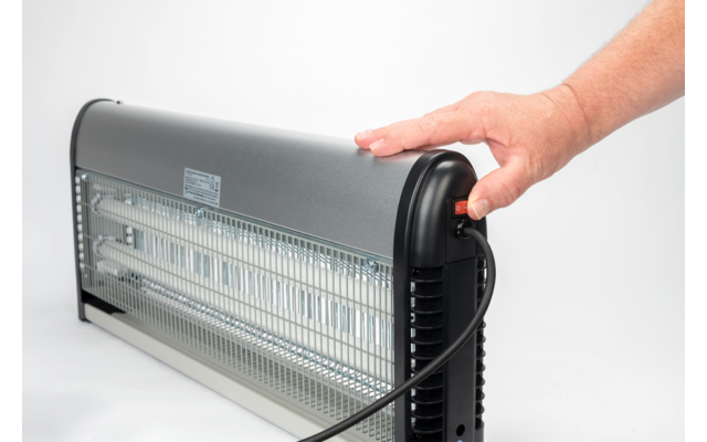 Hand hält elektrisches Insektenvernichtungsgerät mit Licht