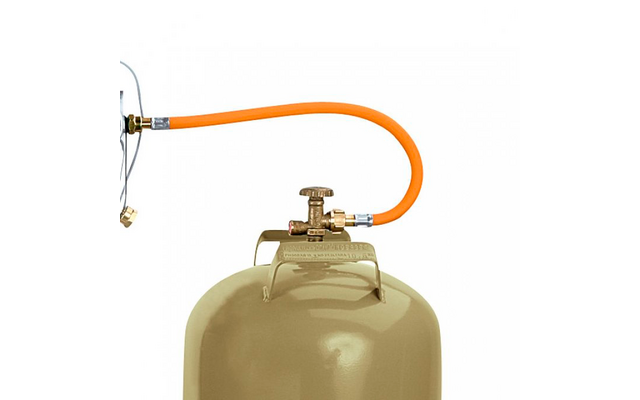 Bouteille de gaz beige avec robinet en laiton et tuyau orange sur fond blanc