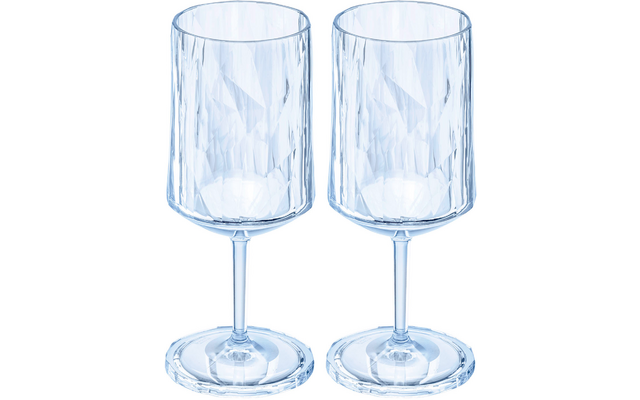 Twee lege kristallen glazen met korte stelen naast elkaar