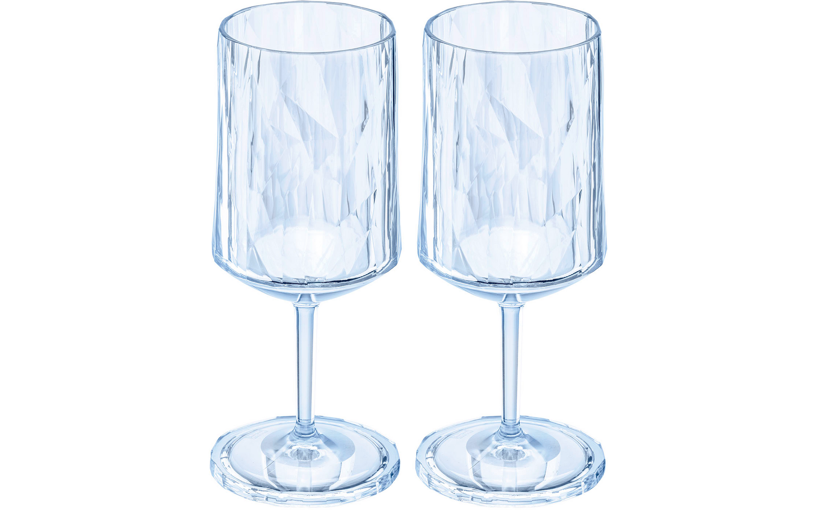 Twee lege kristallen glazen met korte stelen naast elkaar