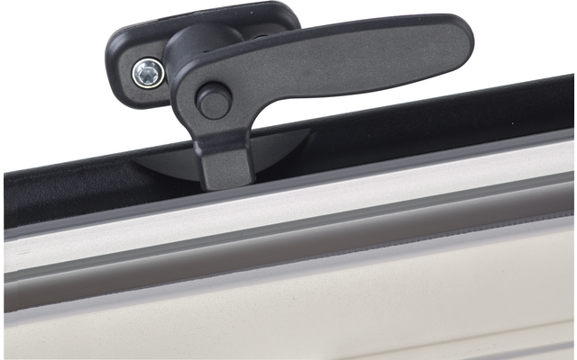 Nahaufnahme eines schwarzen Fenstergriffs mit sichtbarer Schraube an einem weißen Fensterrahmen