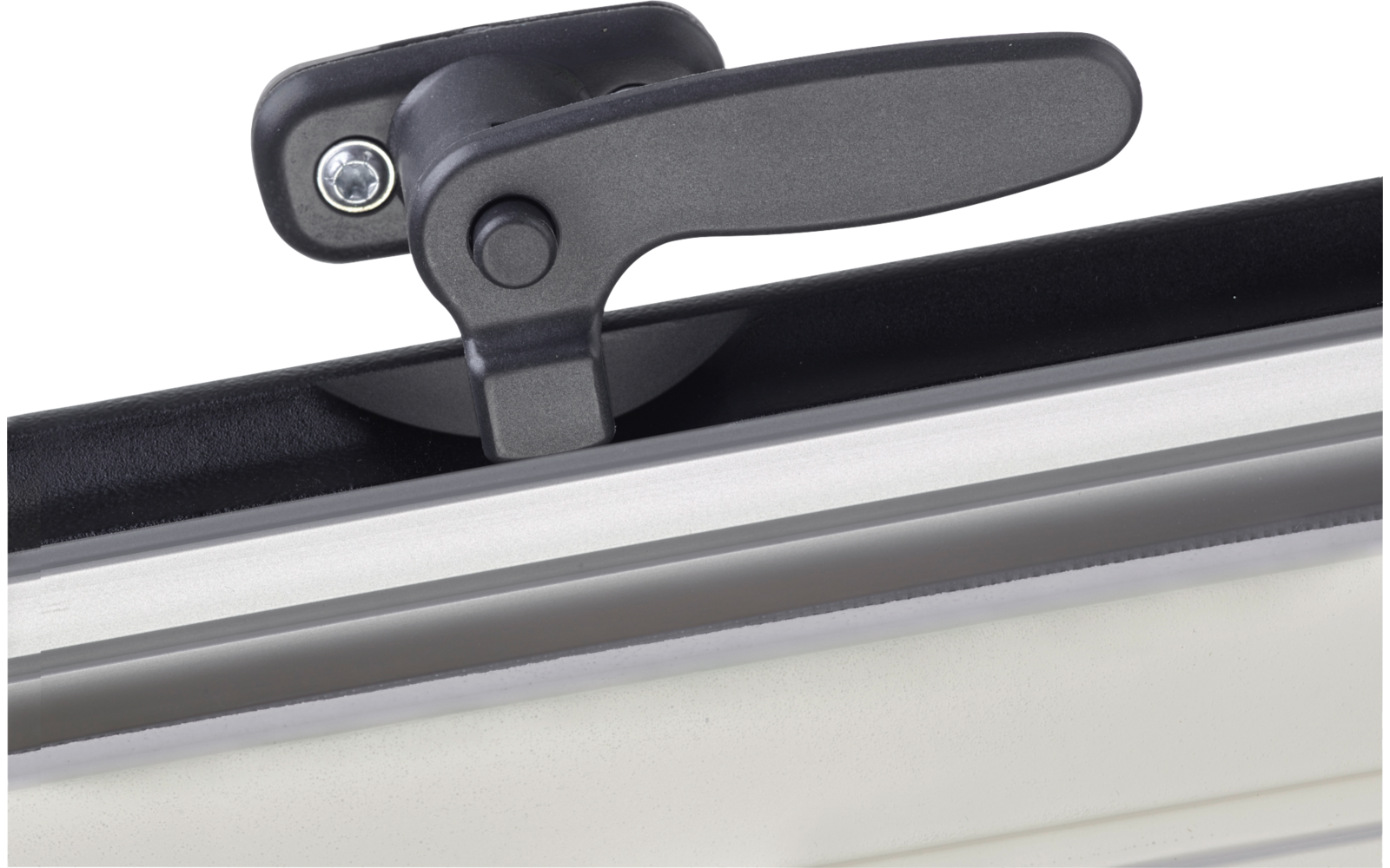 Nahaufnahme eines schwarzen Fenstergriffs mit sichtbarer Schraube an einem weißen Fensterrahmen