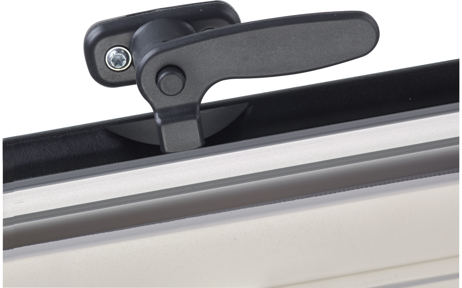 Nahaufnahme eines schwarzen Fenstergriffs mit sichtbarer Schraube an einem weißen Fensterrahmen