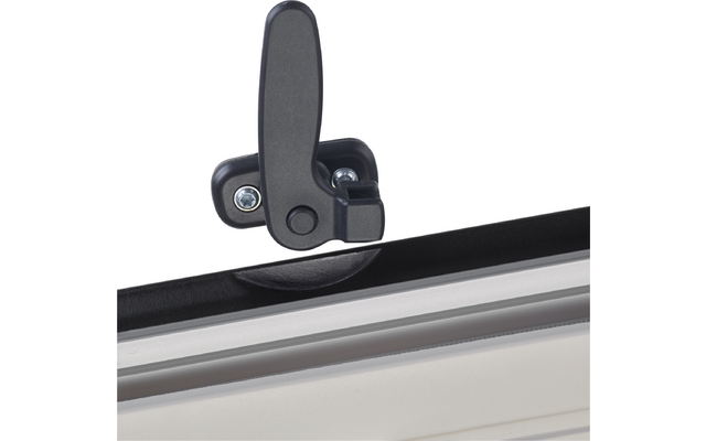 Nahaufnahme eines schwarzen Kunststoffhebels an einem Metallprofil mit zwei sichtbaren Schrauben und silberner Paneelkante