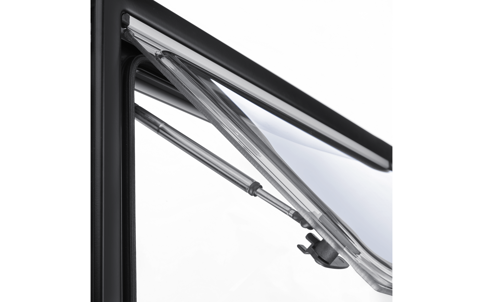 Nahaufnahme eines Scheibenwischers an einer Glasscheibe mit Metallarm, Gummilippe und schwarzem Rahmen