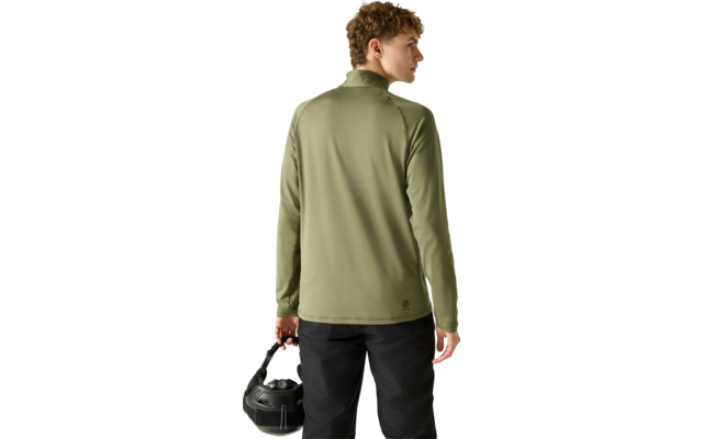 Personne vue de dos, porte une veste olive à manches longues et un pantalon noir, tient un casque noir dans la main droite, cheveux courts bouclés châtain clair, tête légèrement tournée à gauche