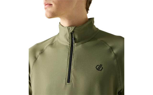 Buste et partie inférieure du visage d'une personne portant un pull vert olive avec une courte fermeture éclair noire au col et un petit logo noir sur la poitrine gauche, fond clair