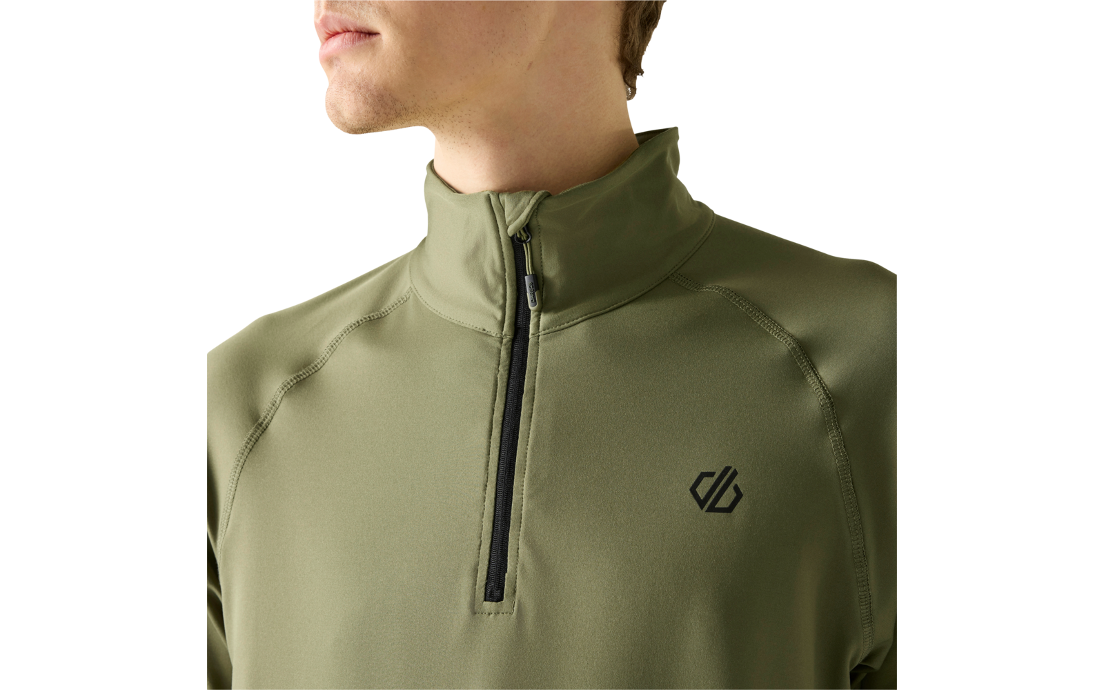 Buste et partie inférieure du visage d'une personne portant un pull vert olive avec une courte fermeture éclair noire au col et un petit logo noir sur la poitrine gauche, fond clair