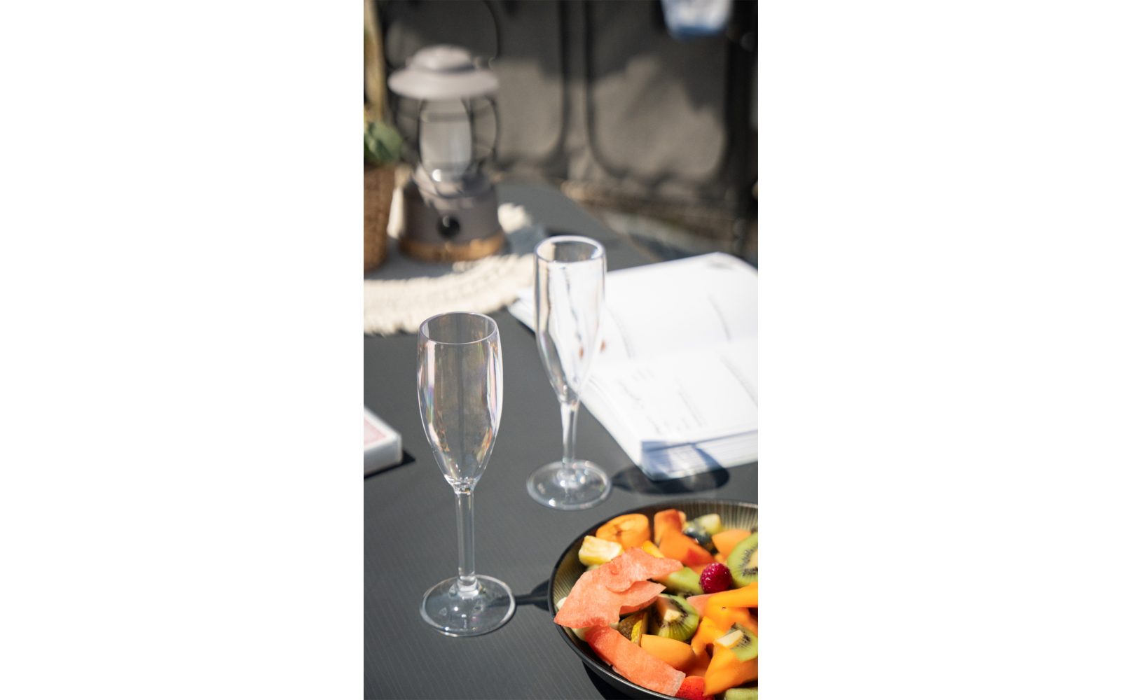 Wijnglas op een tafel met een bord salade en extra glazen op de achtergrond