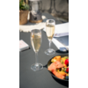 Twee gevulde champagneglazen op een tafel naast een schaal met kleurrijke hapjes