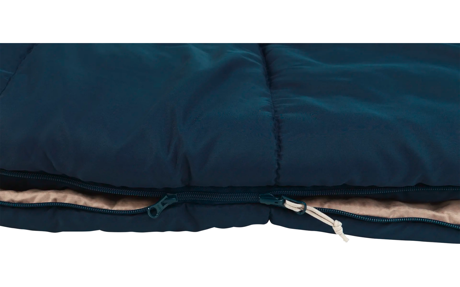 Close-up van een donkerblauwe slaapzak met zichtbare rits