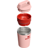 Drei Teile einer Isolierflasche: rosa Außenbecher mit rotem Stanley-Logo und sichtbarem Edelstahlrand, rotes Innenstück und rosa Schraubdeckel mit Grifföffnung