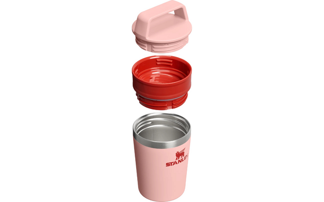 Drei Teile einer Isolierflasche: rosa Außenbecher mit rotem Stanley-Logo und sichtbarem Edelstahlrand, rotes Innenstück und rosa Schraubdeckel mit Grifföffnung