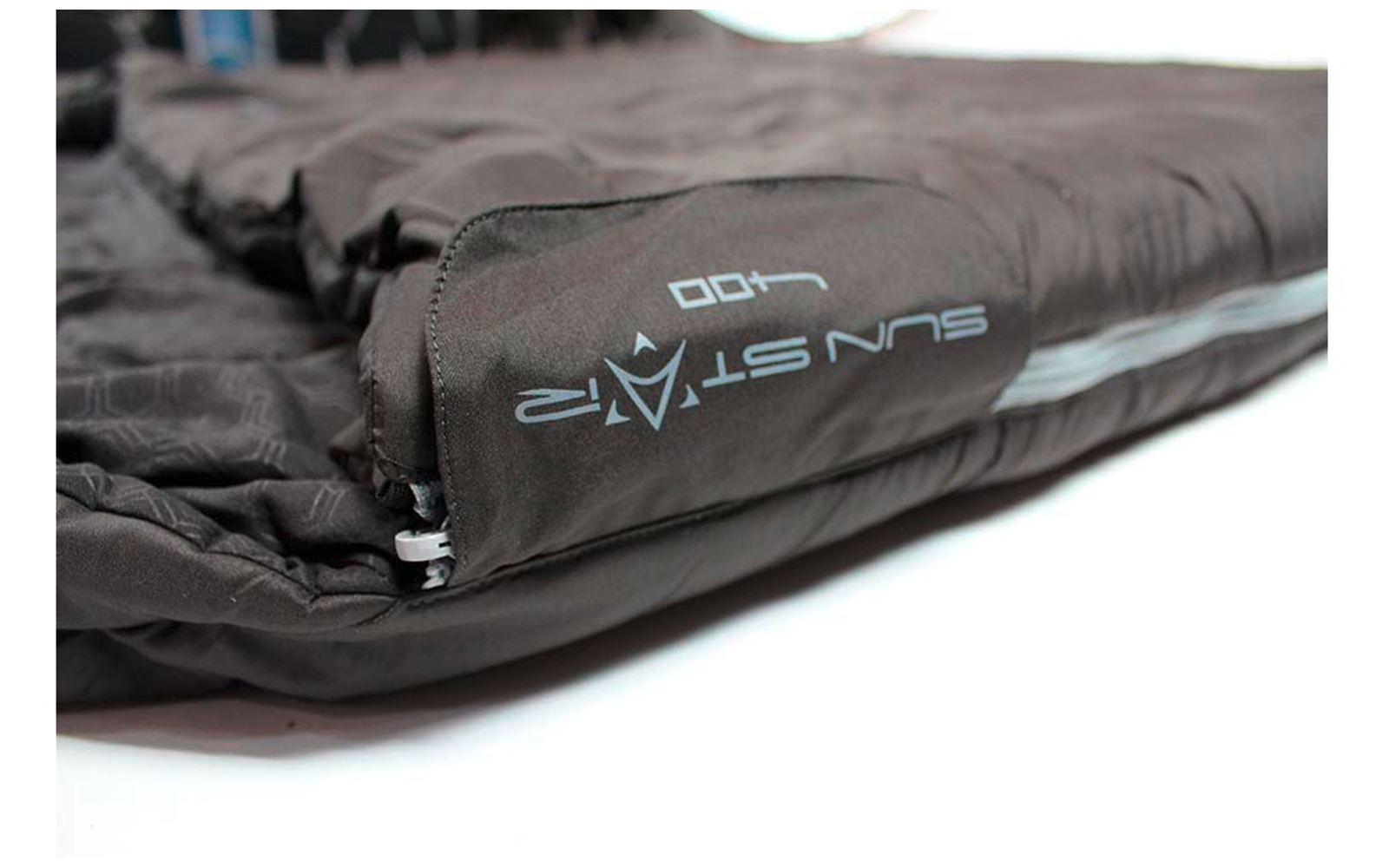 Gefalteter schwarzer Schlafsack mit Reißverschluss und Aufdruck SUN STAR 400 auf weißem Hintergrund
