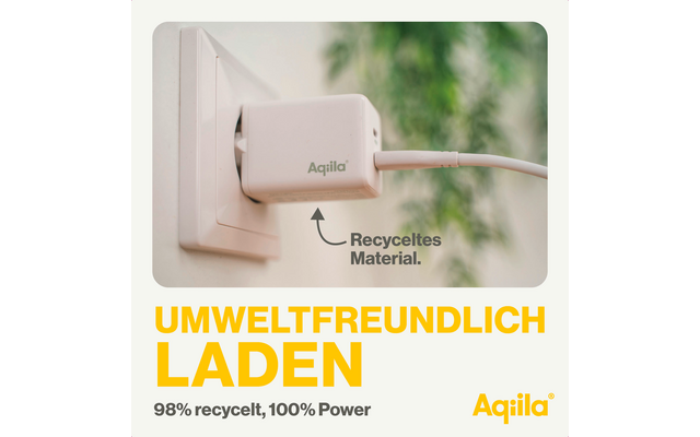 Ein weißes Ladegerät steckt in einer Wandsteckdose, ein grünes Blatt und der Schriftzug "Recyceltes Material" sind neben dem Ladegerät zu sehen