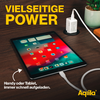 Tablet auf einem Tisch, daneben ein USB-Ladegerät und eine Pflanze