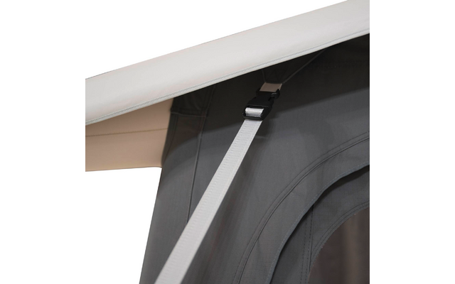 Weiße obere Kante eines Bezugs, hellgrauer Gurt mit schwarzer Steckschließe, befestigt an dunkelgrauer Textilbespannung mit sichtbaren Nähten