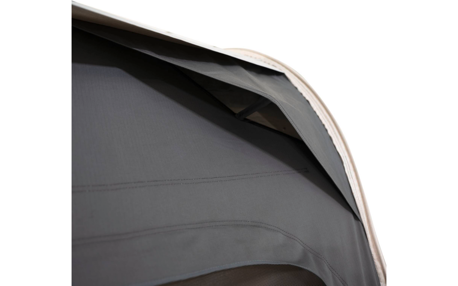 Nahaufnahme eines gebogenen grauen Stoffes mit sichtbaren Nähten und einer hellen Kante