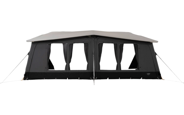 Großes freistehendes Zelt mit mehreren Fenstern und Vorhängen, hellbeiges Dach, dunkle Seitenwände, Abspannseile und Erdnägel