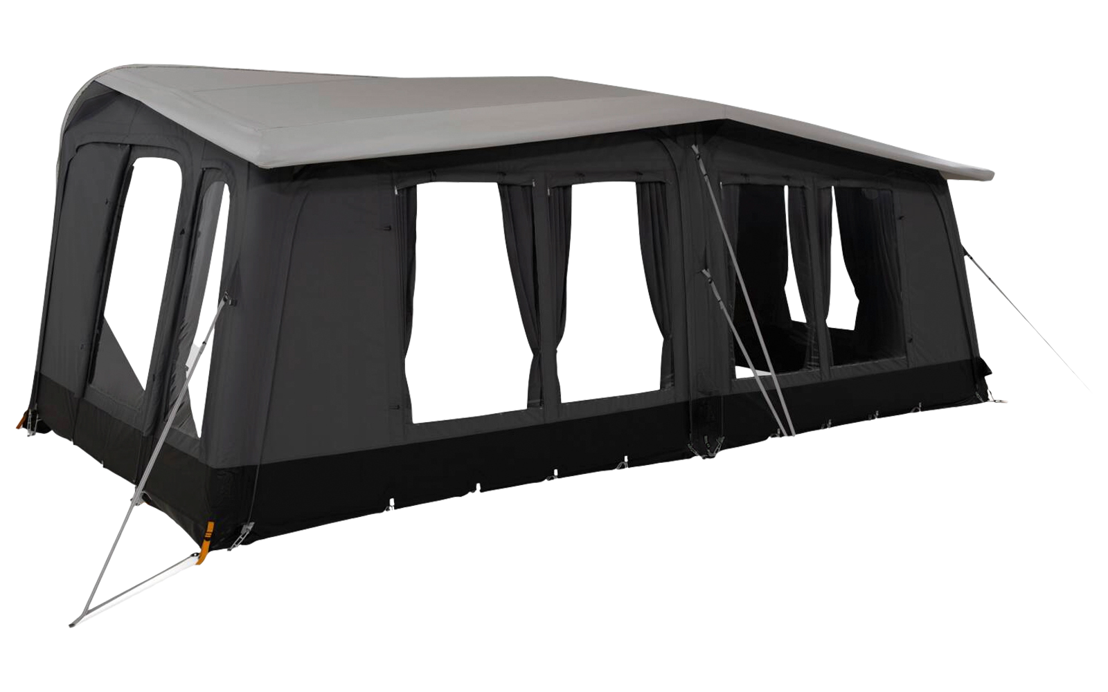 Großes dunkelgraues Zelt mit hellem Dach, mehreren großen Fenstern mit teils geöffneten Vorhängen, Abspannleinen und Erdankern