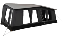 Großes dunkelgraues Zelt mit hellem Dach, mehreren großen Fenstern mit teils geöffneten Vorhängen, Abspannleinen und Erdankern