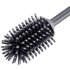 Cabezal de cepillo cilíndrico negro con cerdas cortas y flexibles unido a un mango, sobre fondo blanco