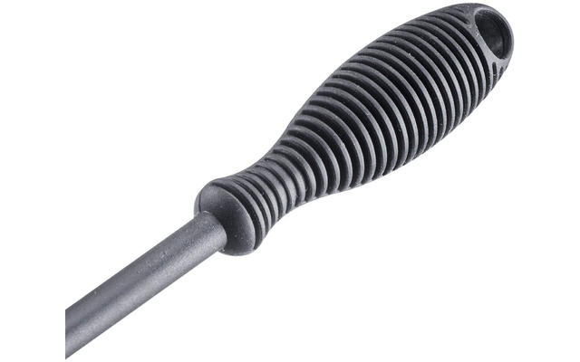 Primer plano de un mango de plástico negro acanalado con vástago metálico, extremo del mango con un orificio para colgar