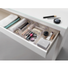 Offene Schublade mit verschiedenen Kosmetik- und Make-up-Produkten ordentlich sortiert