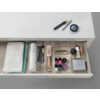 Offene Schublade mit Kosmetikartikeln, Wattestäbchen, Nagellack und Handtuch