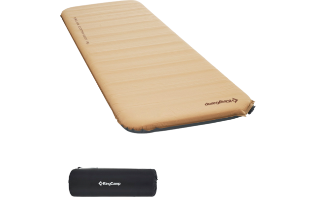 Aufgeblasene, beige Isomatte und schwarze Transporttasche daneben