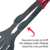 Gros plan sur deux poignées d'ustensiles de cuisine gris foncé avec une encoche pour le pouce, une flèche rouge et le texte bilingue : 'Daumenmulde im Griff für sicheren Halt | Thumb recess for a secure hold'