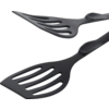 Deux spatules en plastique noir à tête plate fendue sur fond blanc
