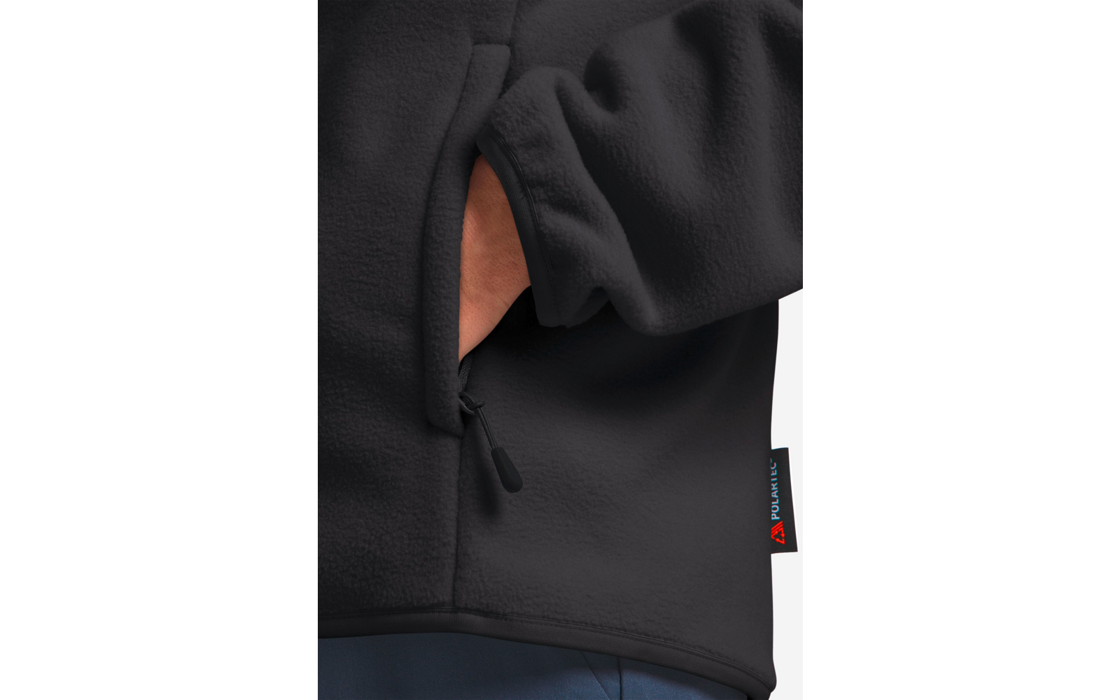 Detailaufnahme einer schwarzen Jacke mit sichtbarem Reißverschluss und Teil einer Hand in der Tasche
