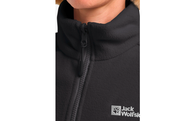 Nahaufnahme einer schwarzen Jacke mit Reißverschluss und weißem Logo