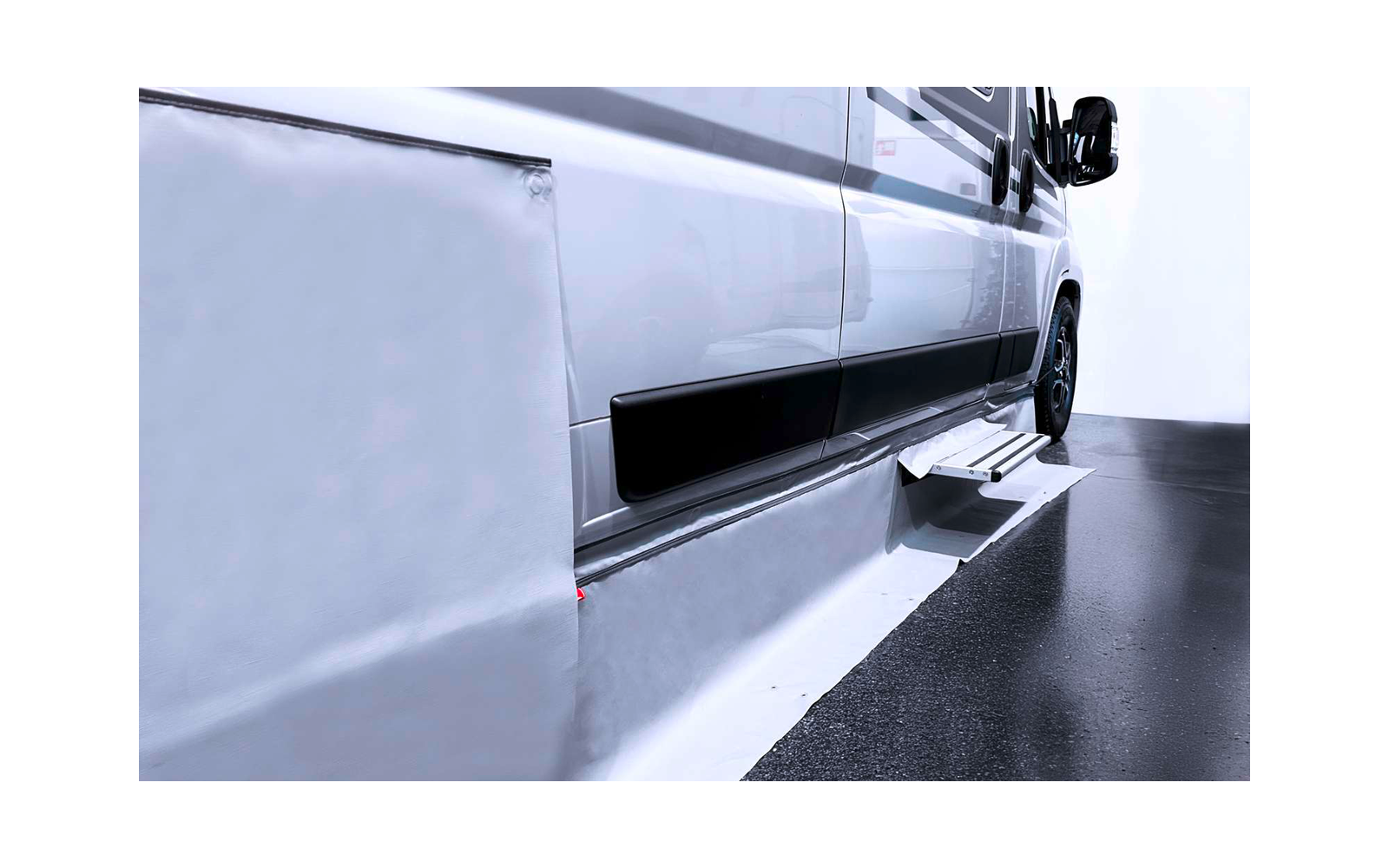 Seitenansicht eines weißen Lieferwagens mit ausgeklapptem Einstiegstritt, sichtbares Vorderrad und Asphaltboden